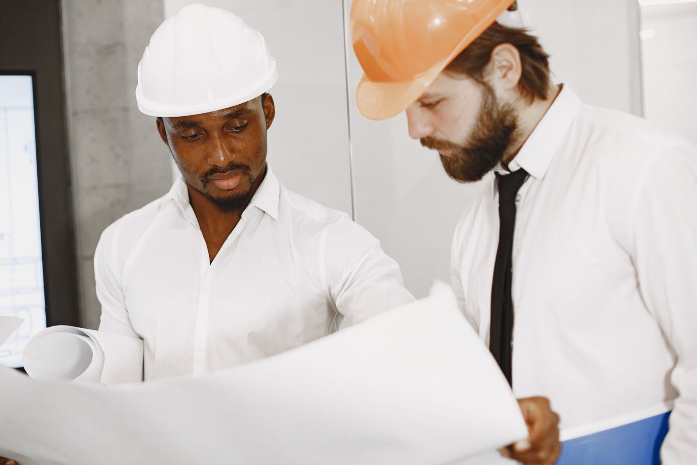 Bouwprofessionals bestuderen tekeningen